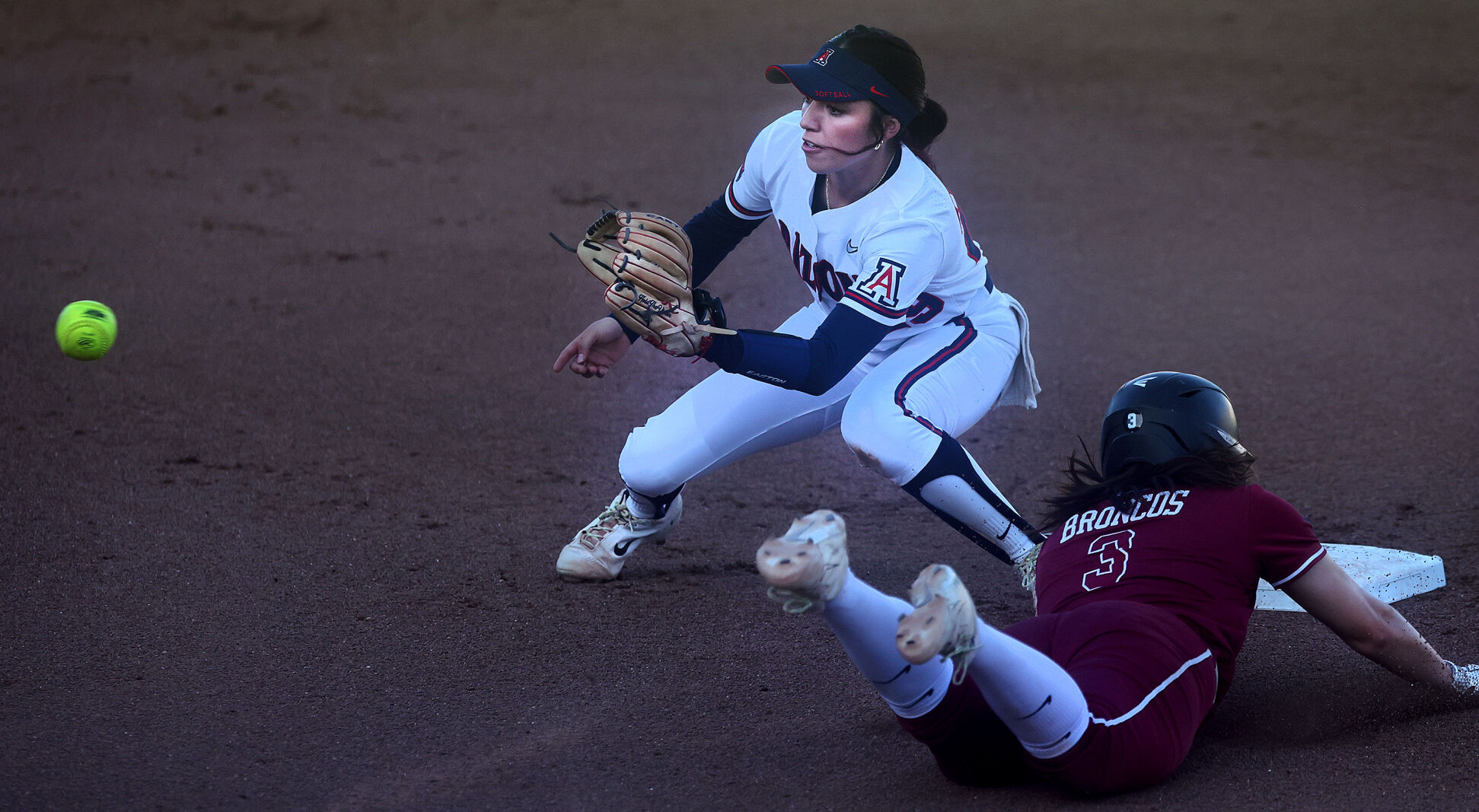 ÃÛèÖÖ±²¥ softball vs. Santa Clara, NCAA regionals